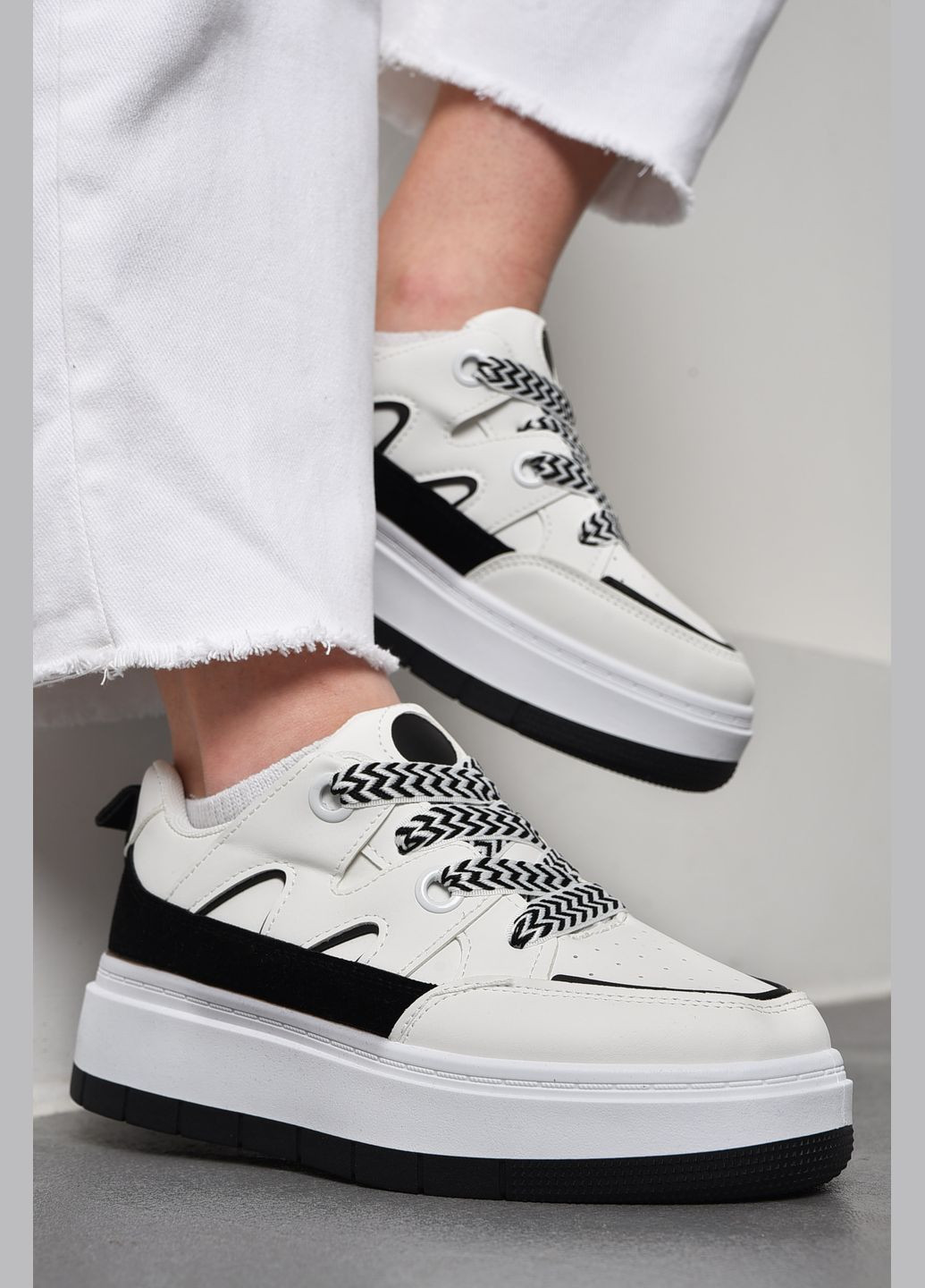 Чорно-білі осінні кросівки жіночі чорно-бiлого кольору на шнурівці Let's Shop