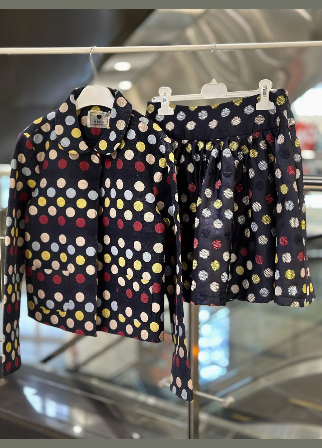 Темно-синий демисезонный костюм для девушки жакет + юбка темно-синий в горохе юбочный To Be Too