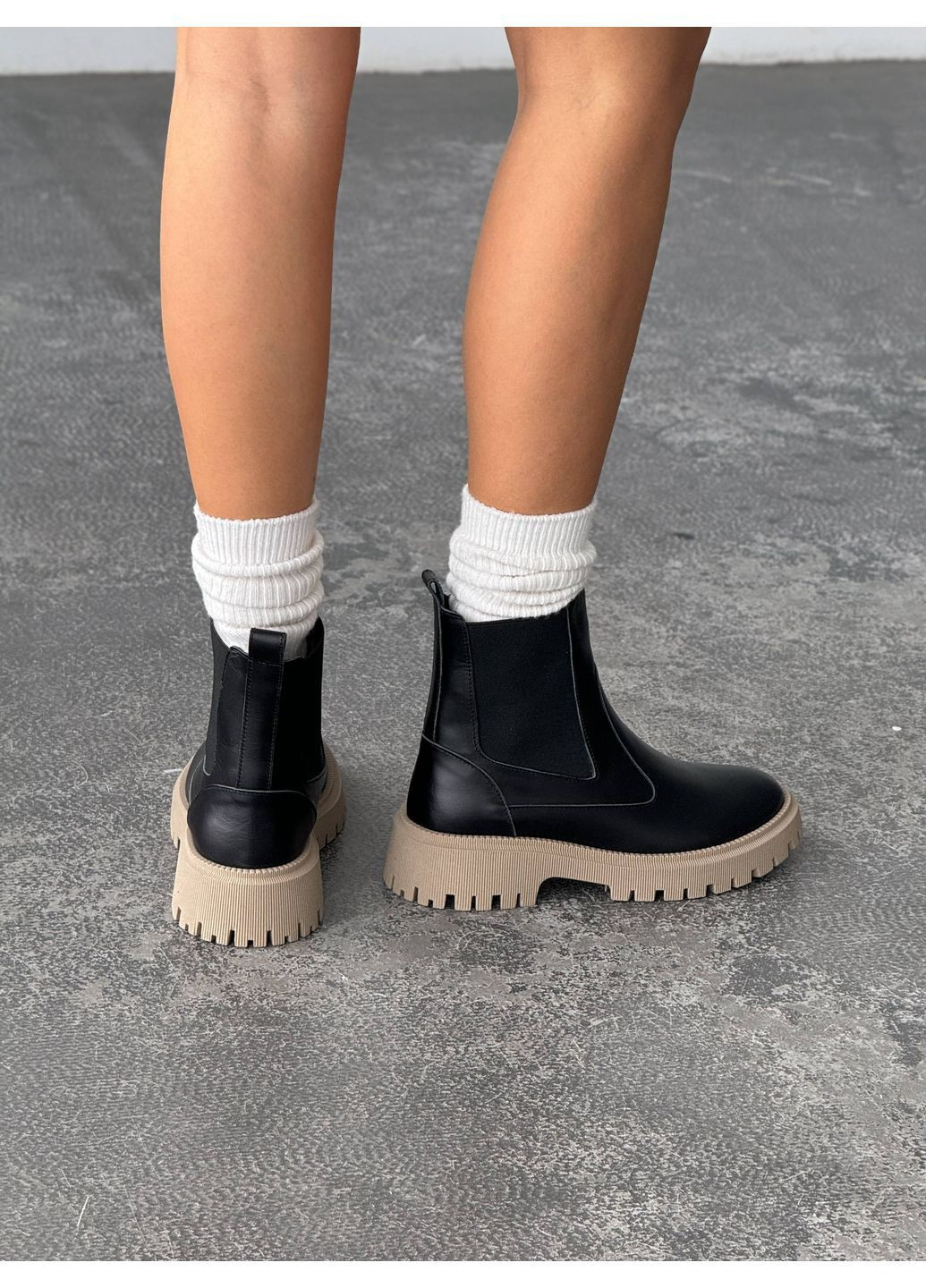 Жіночі зимові челсі з натуральної шкіри, чорні, на підошві латте, з теплим хутром No Brand (365654815)