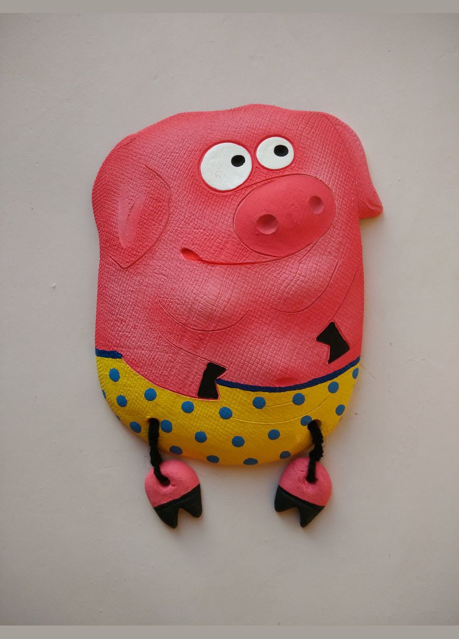 Керамическое настенное панно "Приносящий счастье поросенок" (желтые шорты в голубой горошек) Коти&Ангели (301533040)