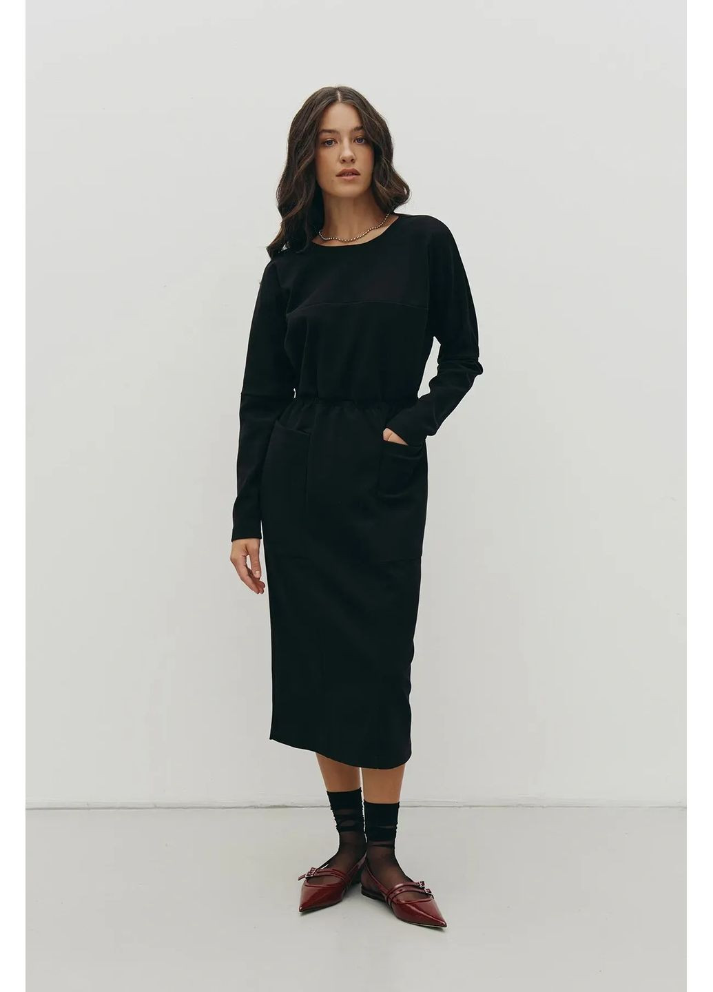 Черное теплое платье меди с брошью, цвет черный Rica Mare