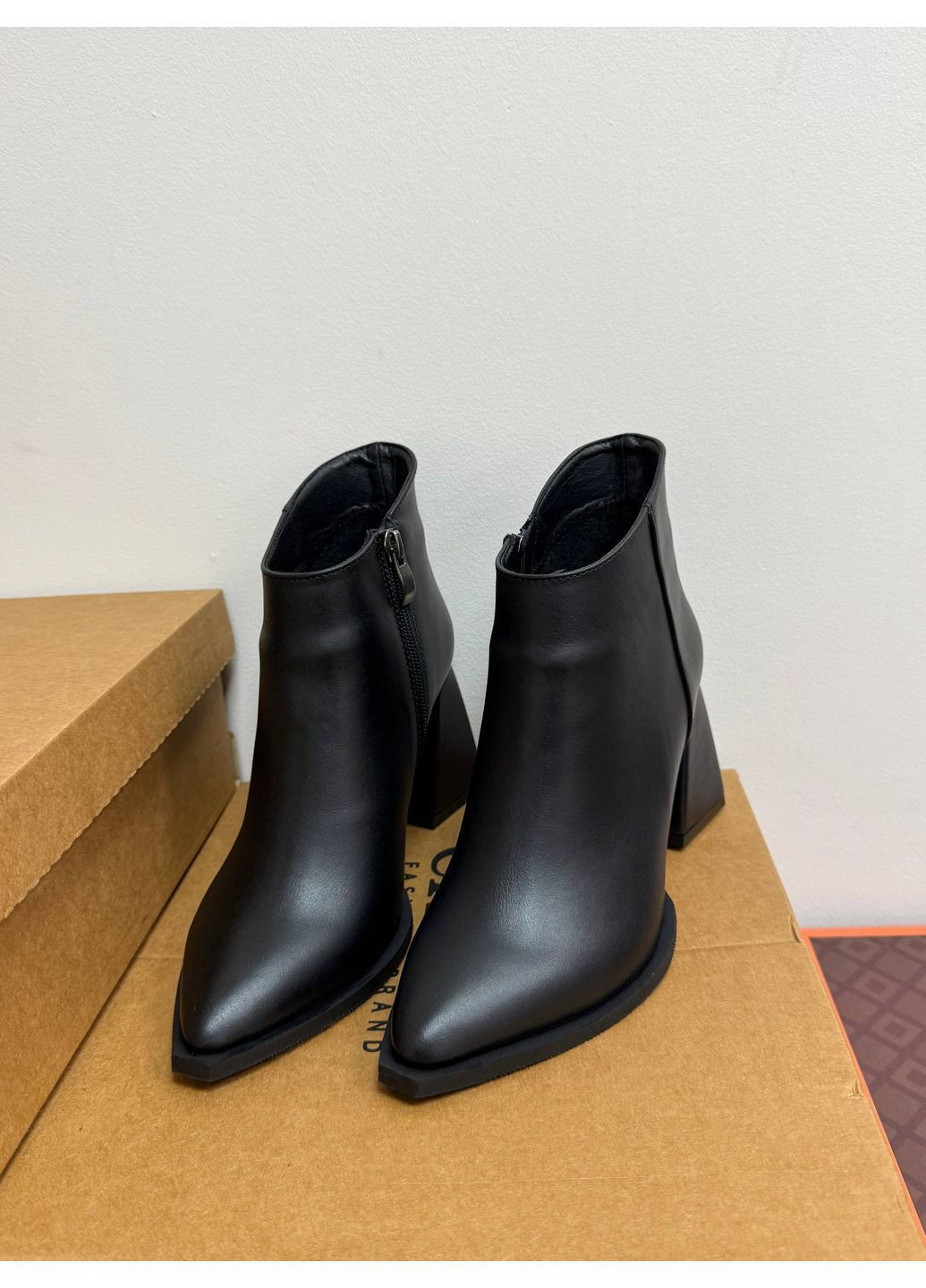 Черные демисезонная демисезонные кожаные ботильоны Helen