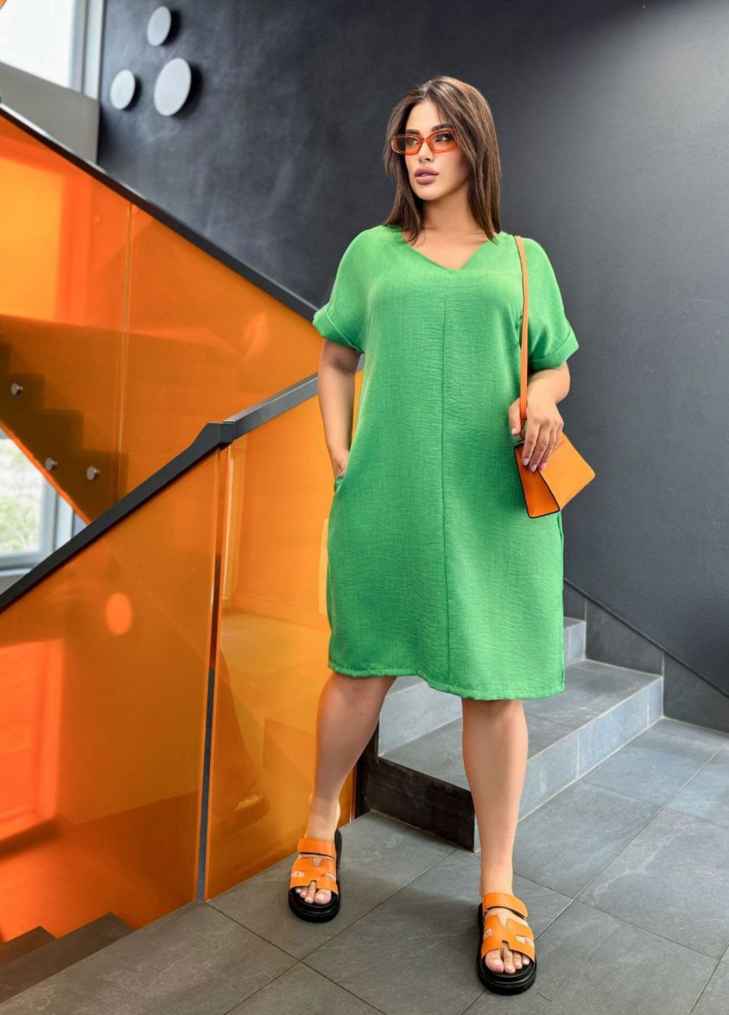 Зеленое повседневный платье с v-образным вырезом и боковыми карманами No Brand однотонное