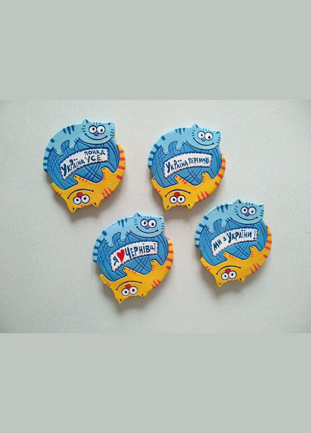 Персонализированный керамический магнит «Играющие котята» (голубой клубочек) Коти&Ангели (301533111)