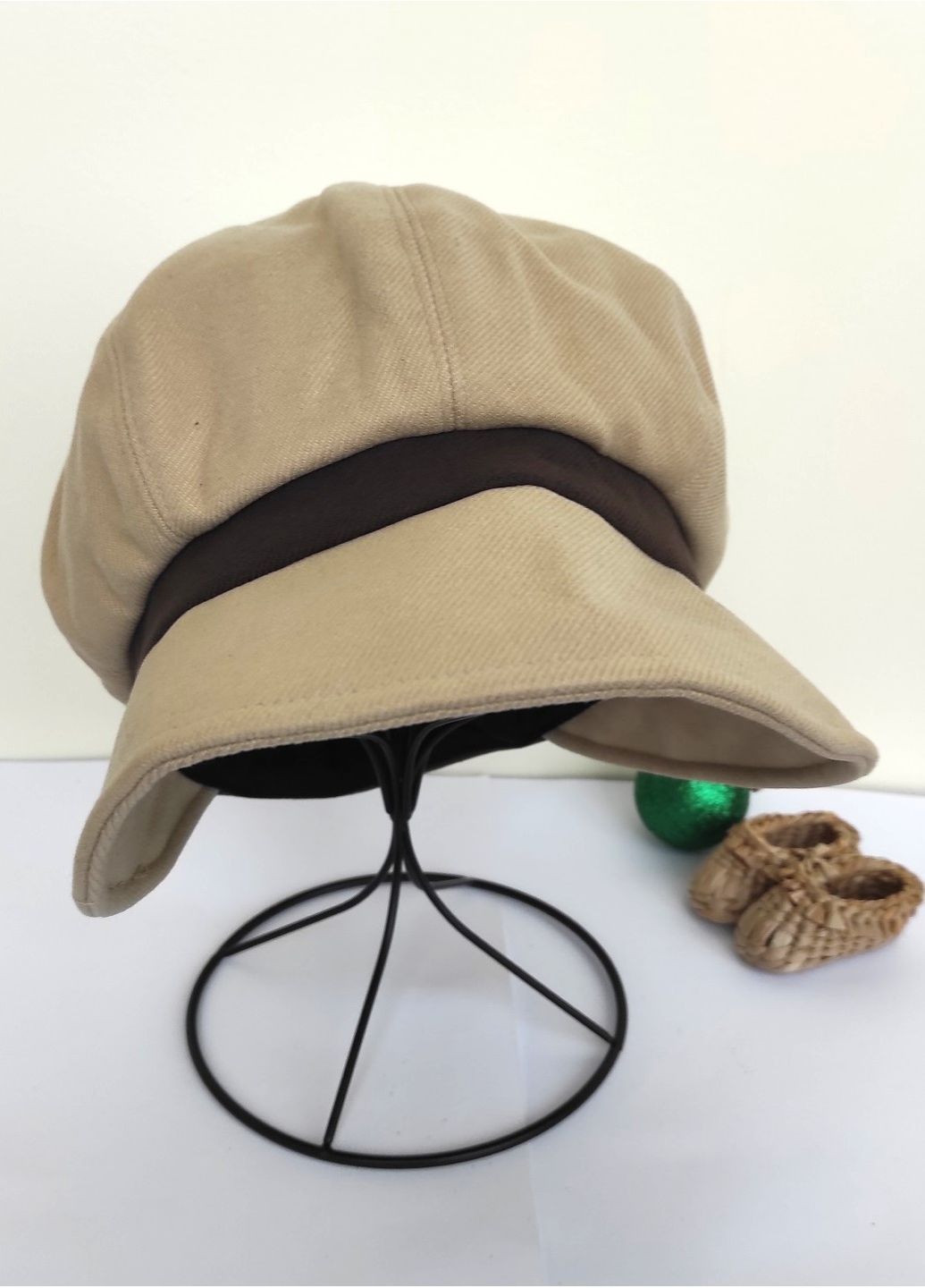 Женская Оверсайз Кепка Элегантная Классическая Осенняя Шляпа с Широкими Полями и Декором No Brand жіноча кепка з широким козирком (364301684)