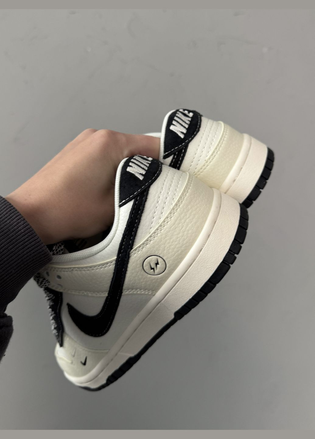 Бежевые демисезонные кроссовки мужские и женские nike sb dunk beige black | найк сб данк низкие бежевые черные No Brand