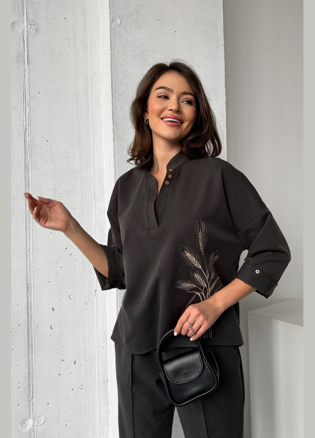 Темно-сіра стильна та елегантна блуза з дизайнерською вишивкою "колоски" INNOE Блуза