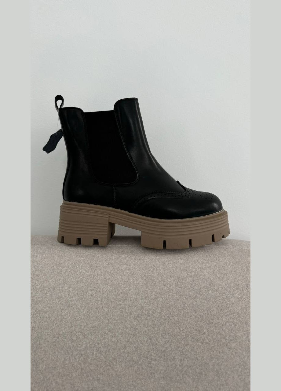 Зимние женские ботинки зимние на массивной черной подошве с бежевой подошвой (1852) No Brand