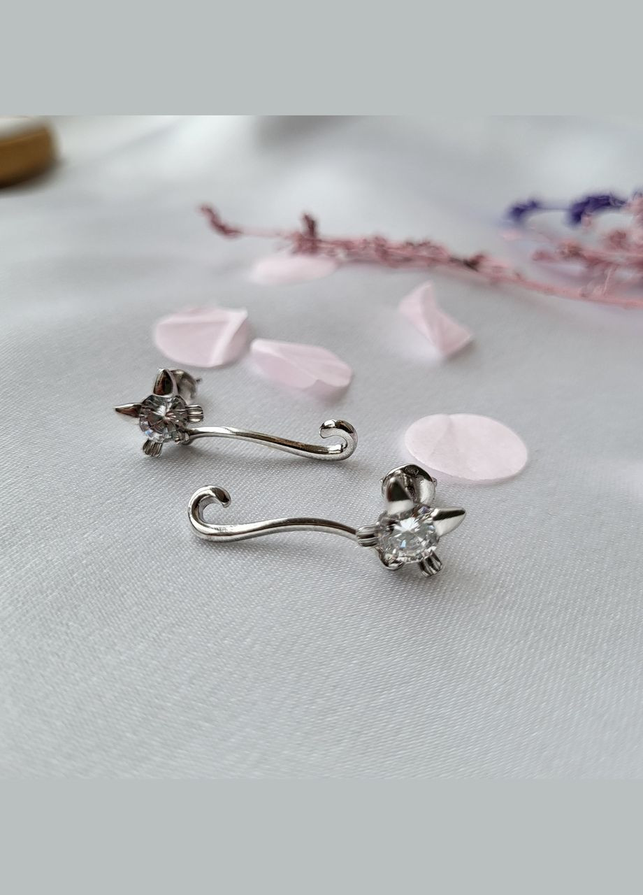 Серебряные серьги гвоздики Кошечка с белыми камнями на закрутках серебро 925 пробы Родированное 51727р вес 3.6 No Brand (306741470)