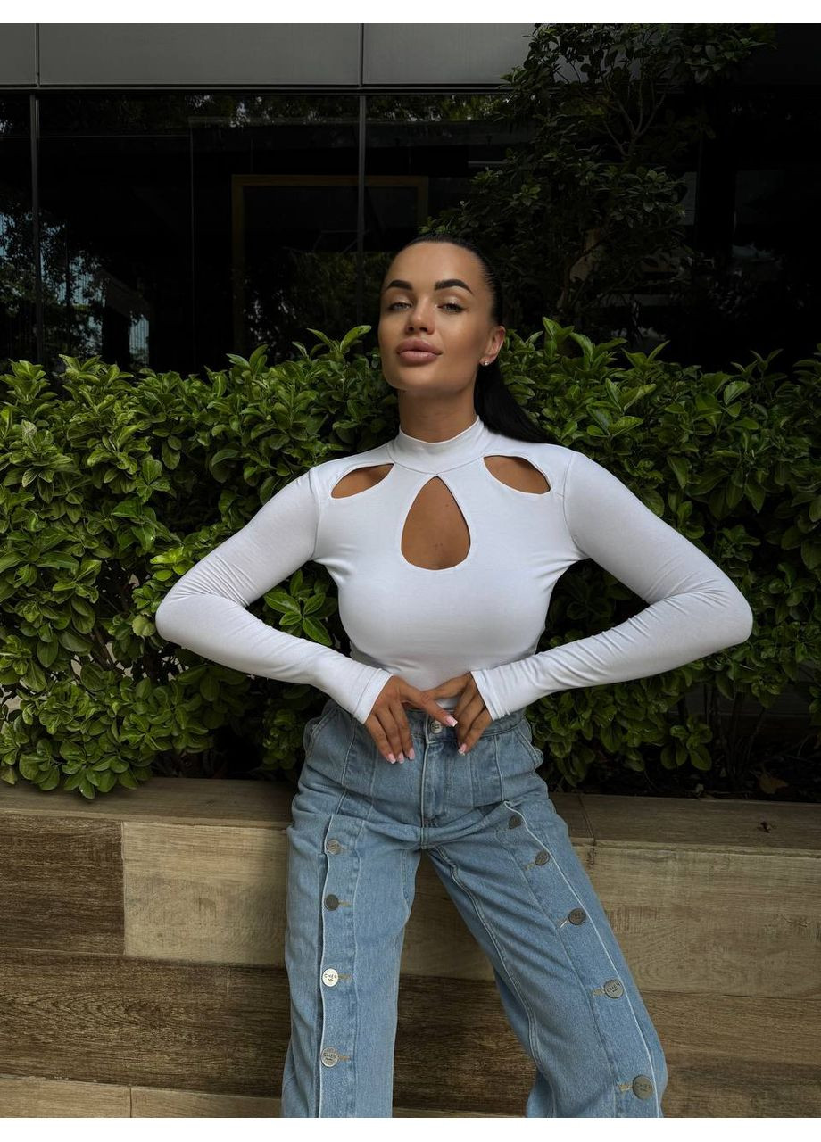 Базовый белого цвета лонгслив из мягкой ткани с трендовым вырезом No Brand (350313980)