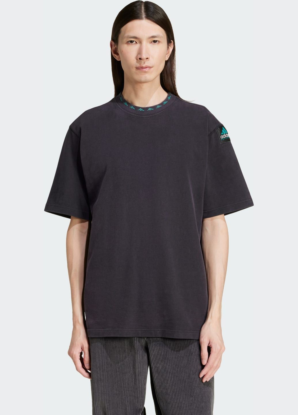 Чорна футболка eqt adidas