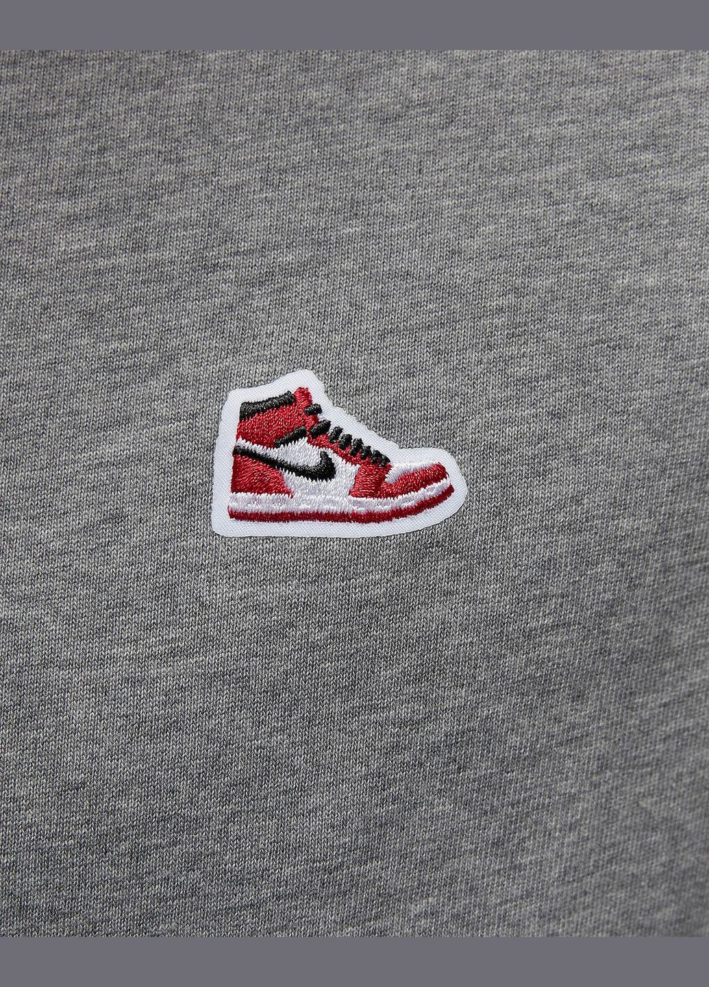 Серая футболка мужская brand snkr ptch ss crew fn5982-091 серая Jordan