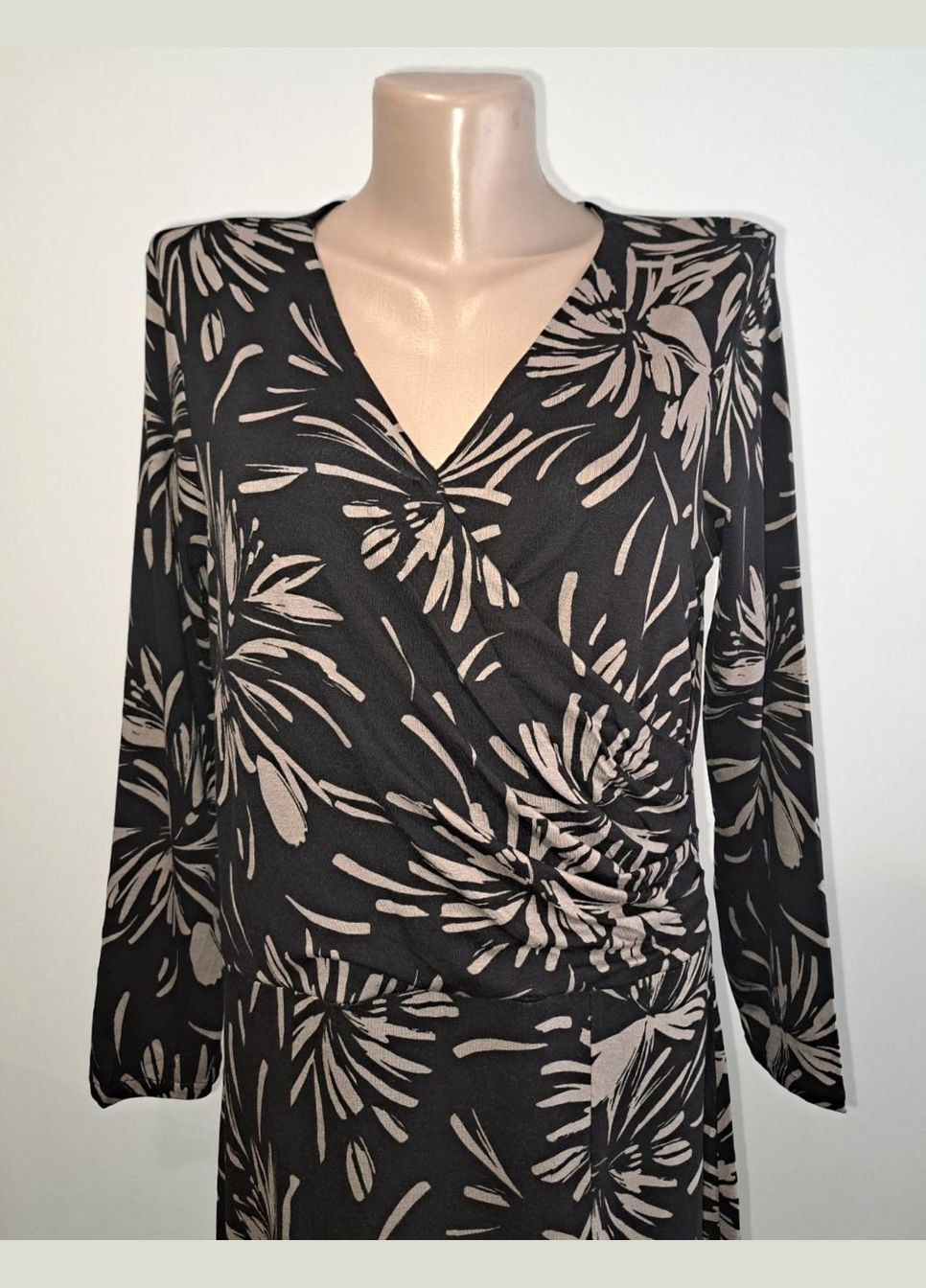 Черное кэжуал платье на запах Artigiano с цветочным принтом