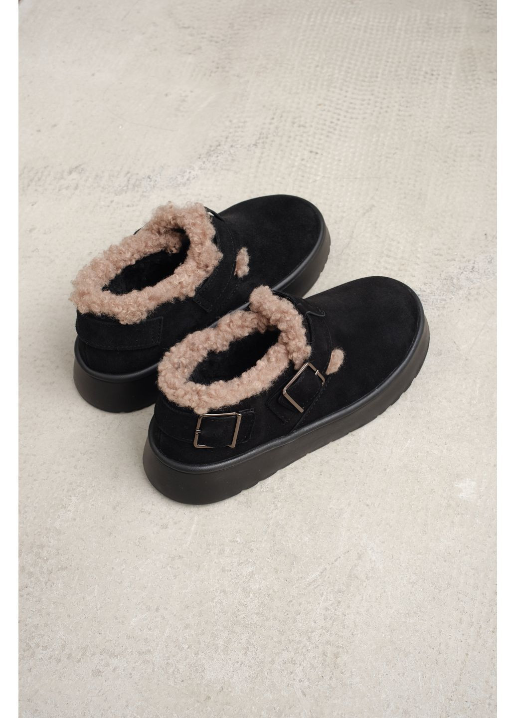 Женские короткие угги из чёрной натуральной замши с коричневой опушкой на высокой подошве с застёжкой (отшив 3 дня) Paradize (365756009)