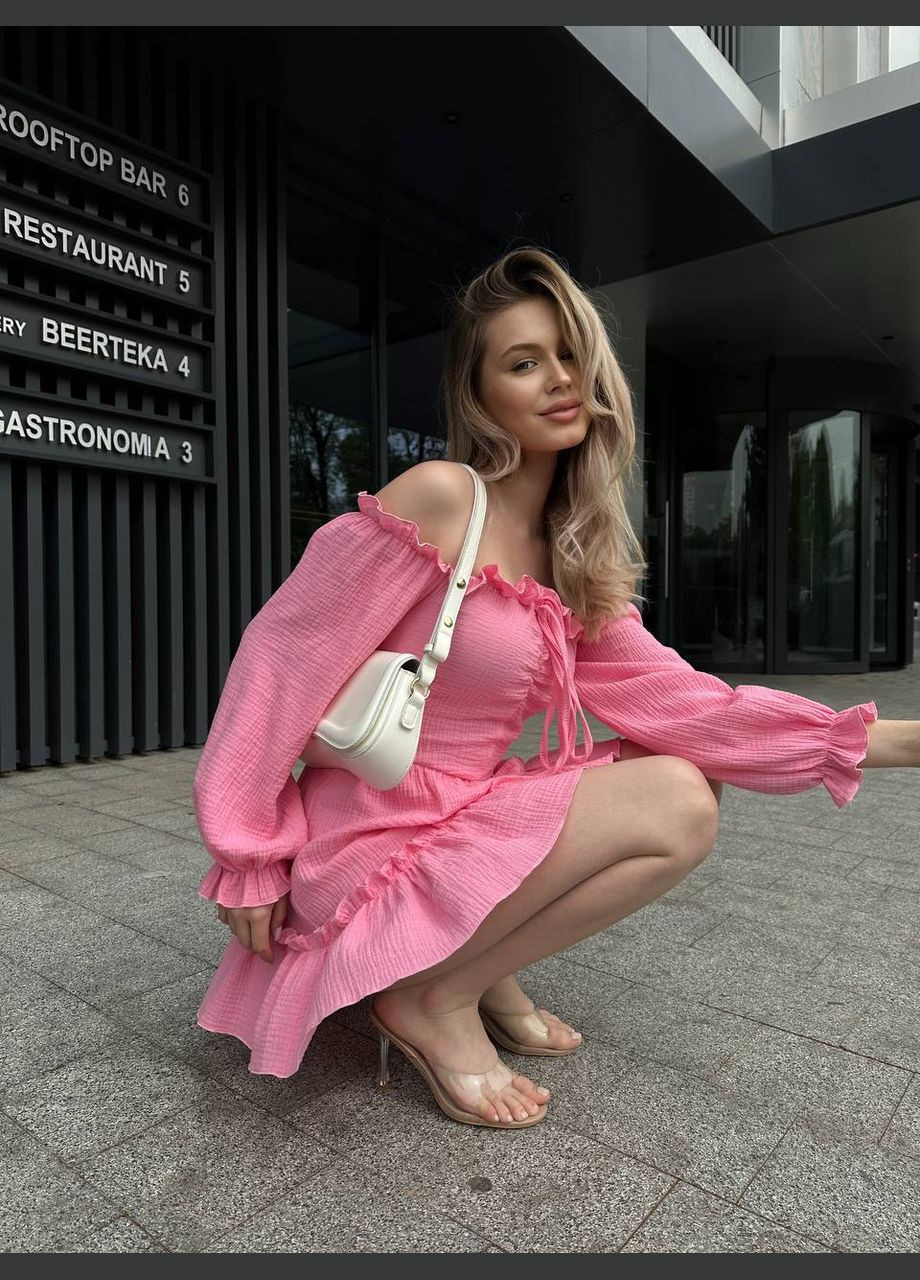 Розовое кэжуал муслиновое платье декорировано рюшами с открытыми плечами Adelante однотонное