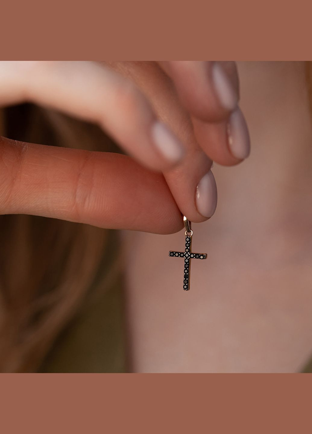 Золотий хрестик з білими і чорними фіанітами п03158 Oniks (264024369)