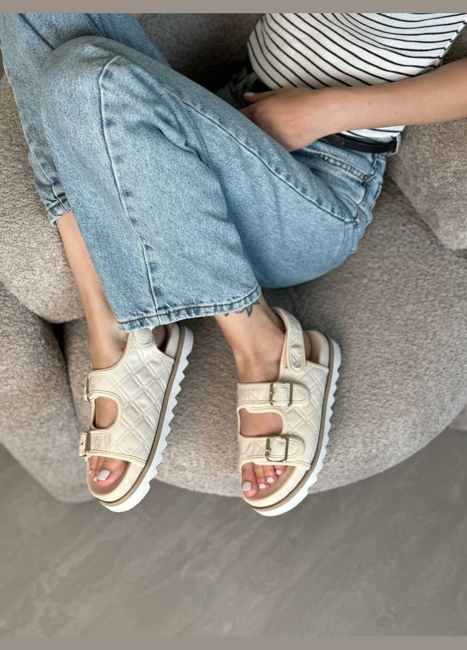 Бежевые босоножки из эко-лака с тремя пряжками No Brand