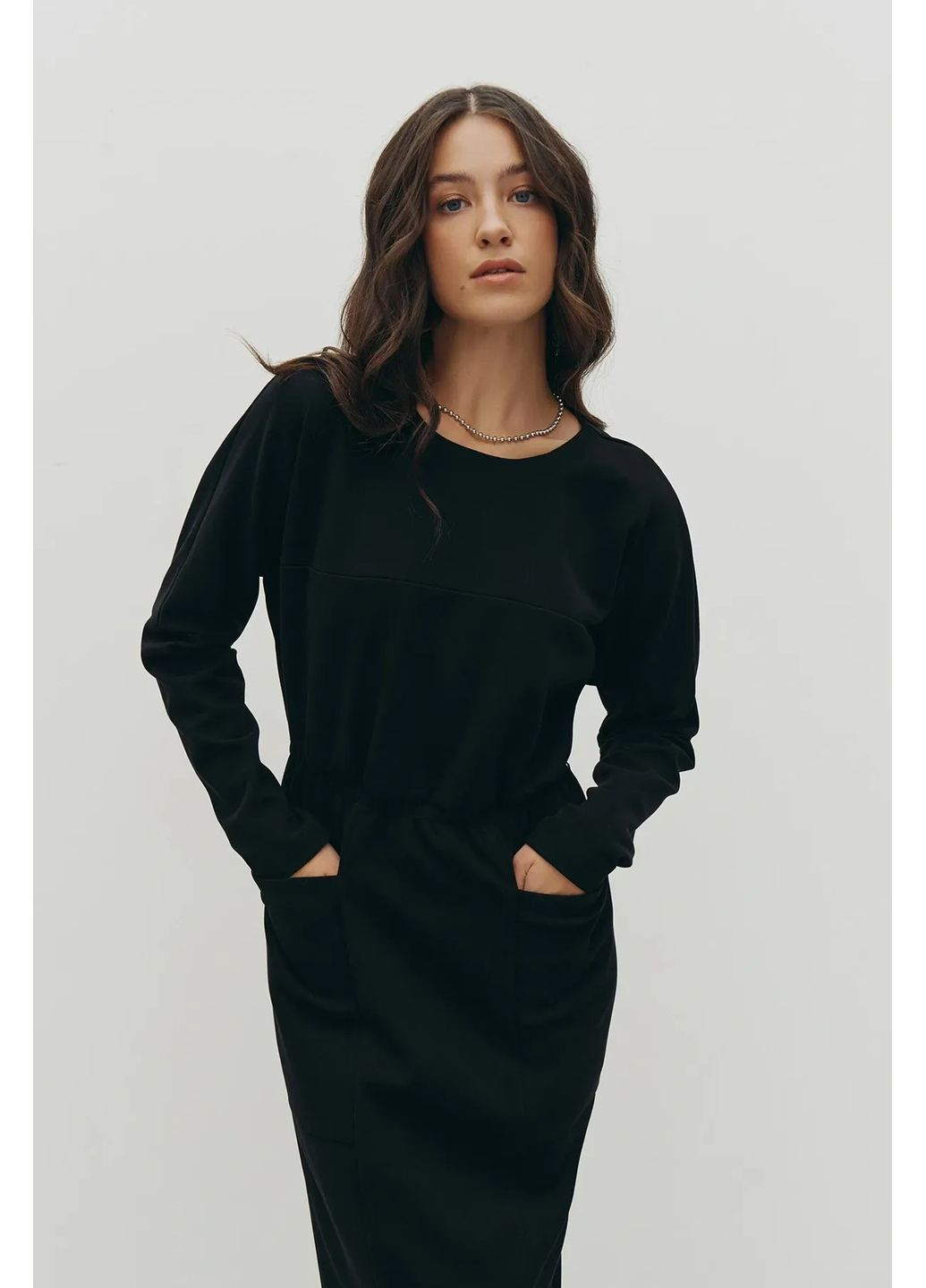 Черное теплое платье меди с брошью, цвет черный Rica Mare