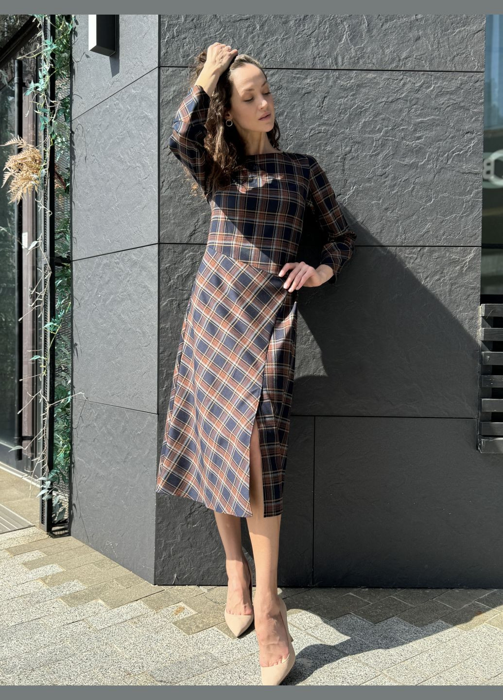 Темно-синя сукня в клітку з розкльошеною спідницею з розрізом 5798 Cat Orange в клітинку