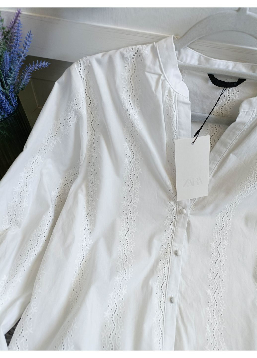 Белая блуза с прорезной вышивкой Zara