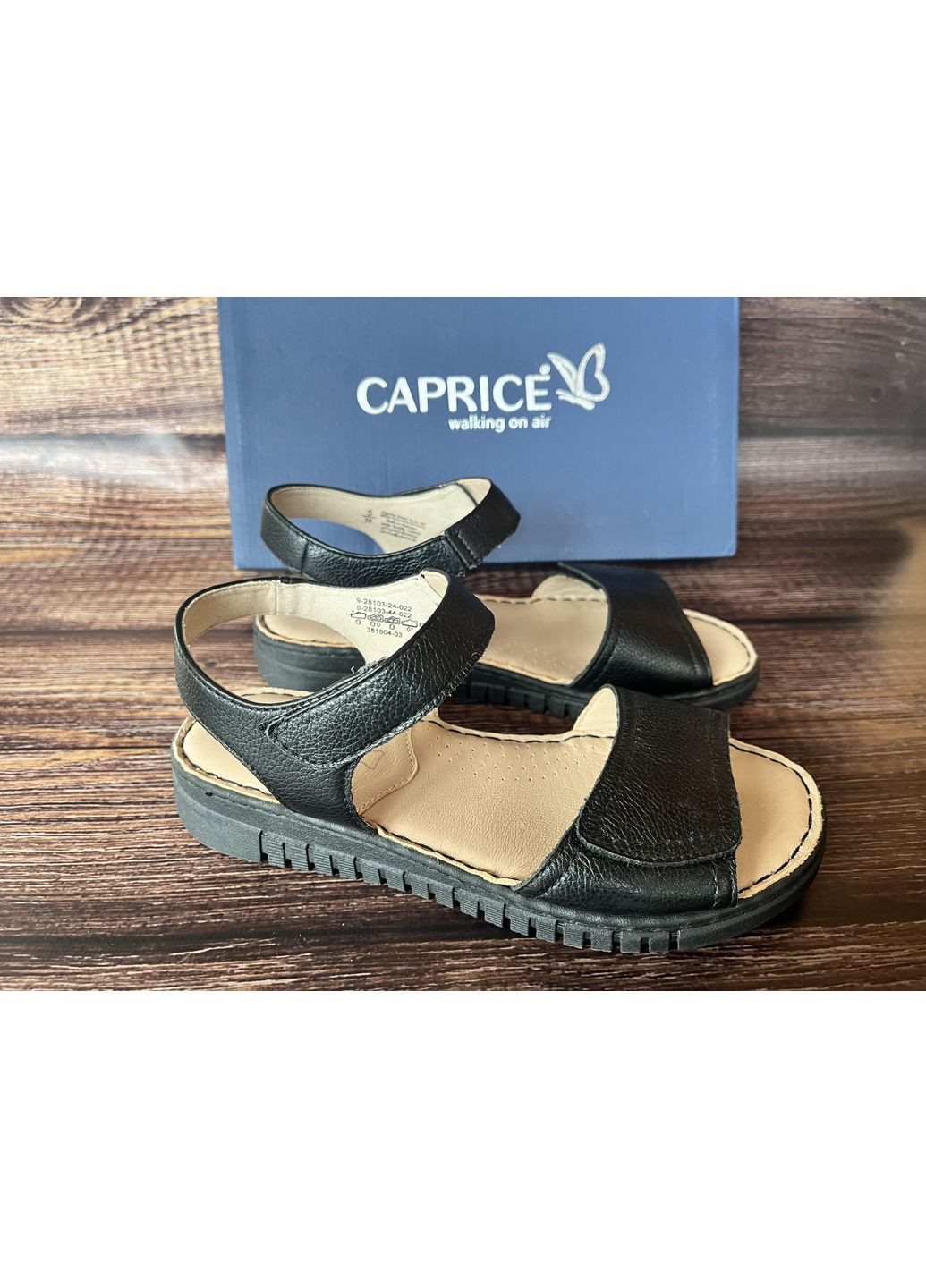 Черные босоножки в черном цвете торговой марки Caprice на липучке