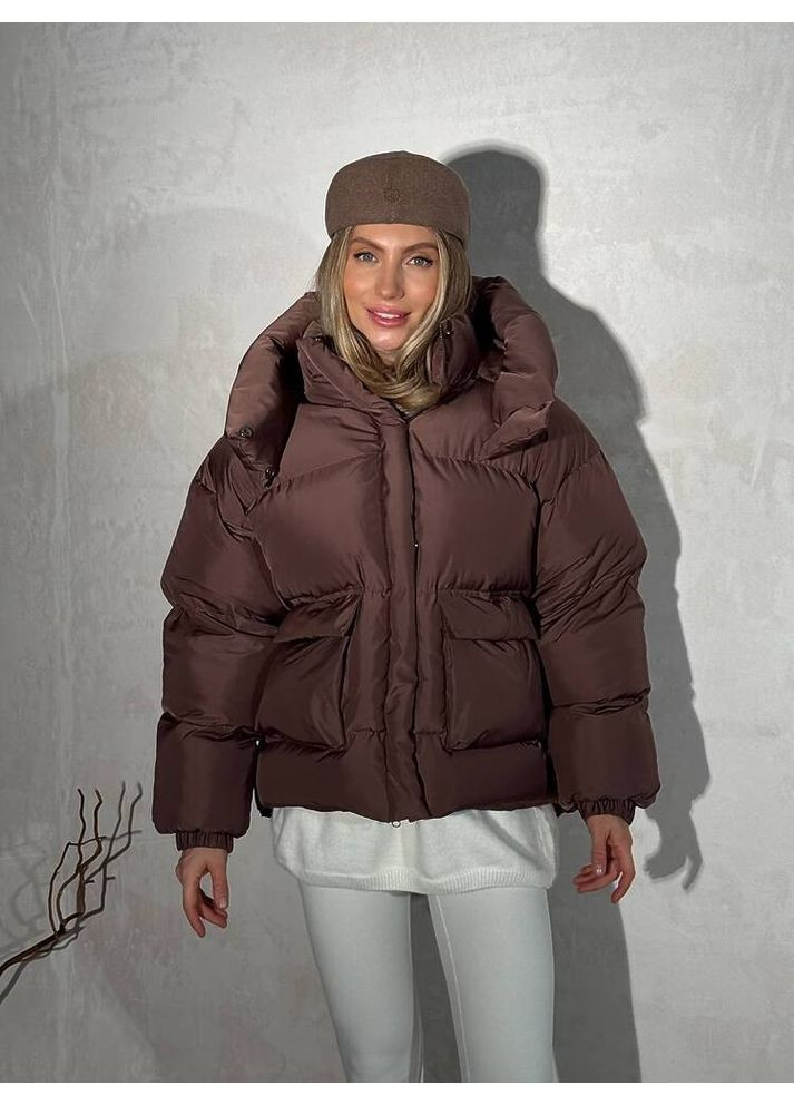 Коричневая зимняя женская куртка пуфер beze с карманами и съемным капюшоном (mil586) milirud