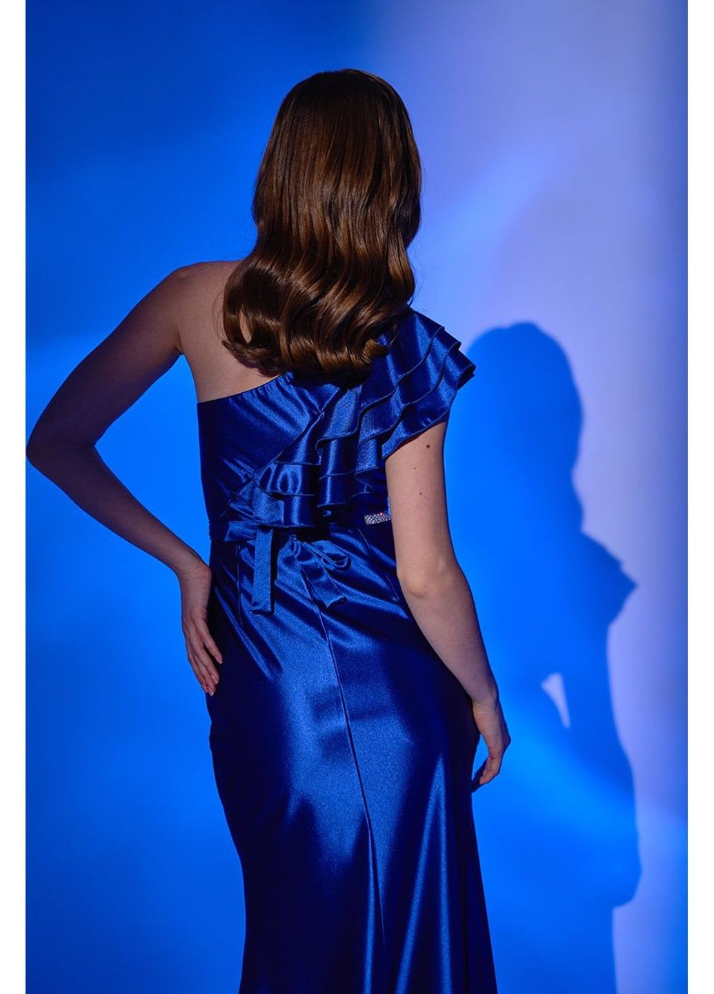 Синее вечернее платье асимметричное с рюшами 25003 синее Tanita-Romario