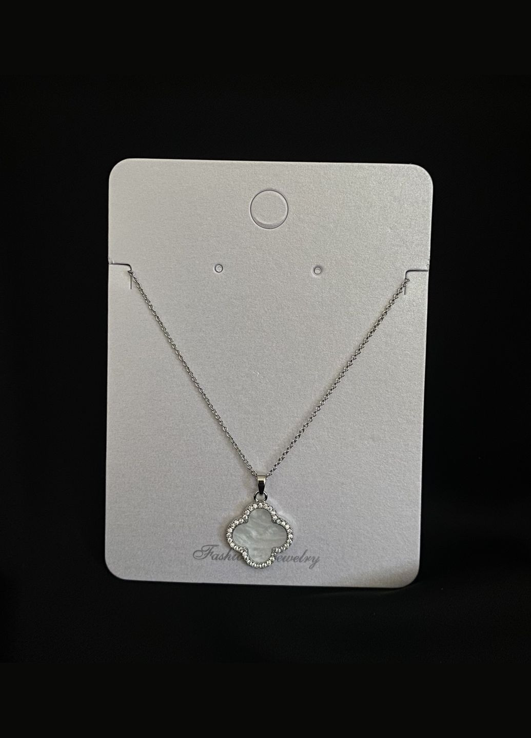 Підвіска біла Конюшина з ланцюжком срібного кольору 33459 No Brand (348779807)