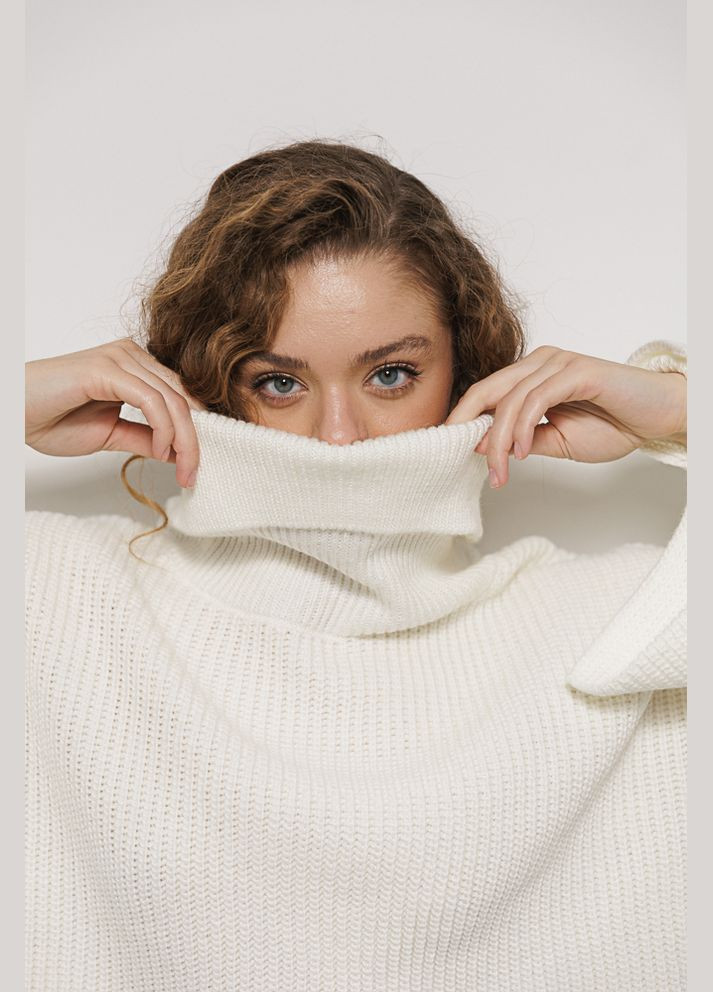 Молочний демісезонний укорочений в'язаний светр із розрізом ззаду на комірі Arjen