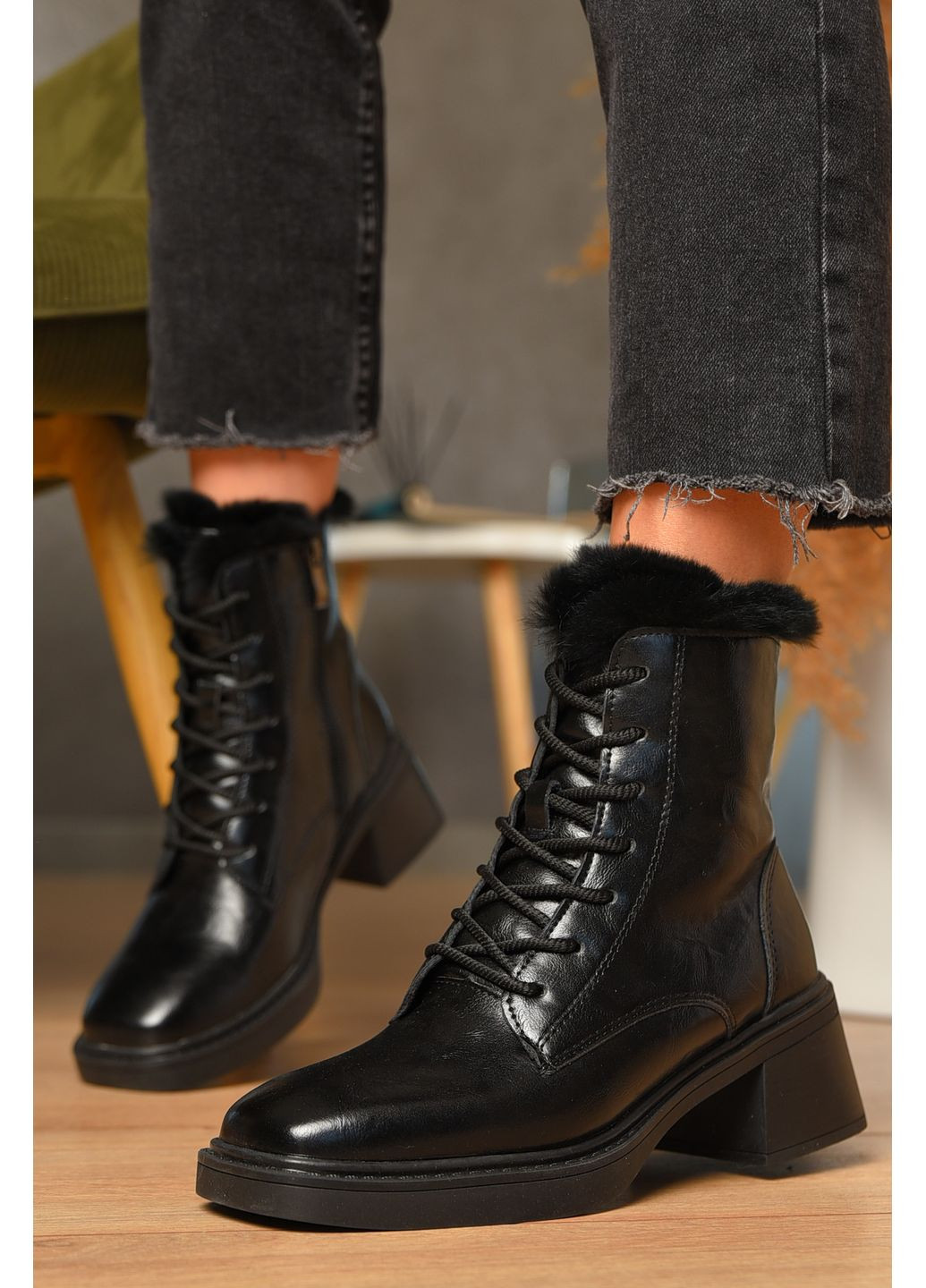 Черевики жіночі зимові на хутрі чорного кольору Let's Shop (365410079)