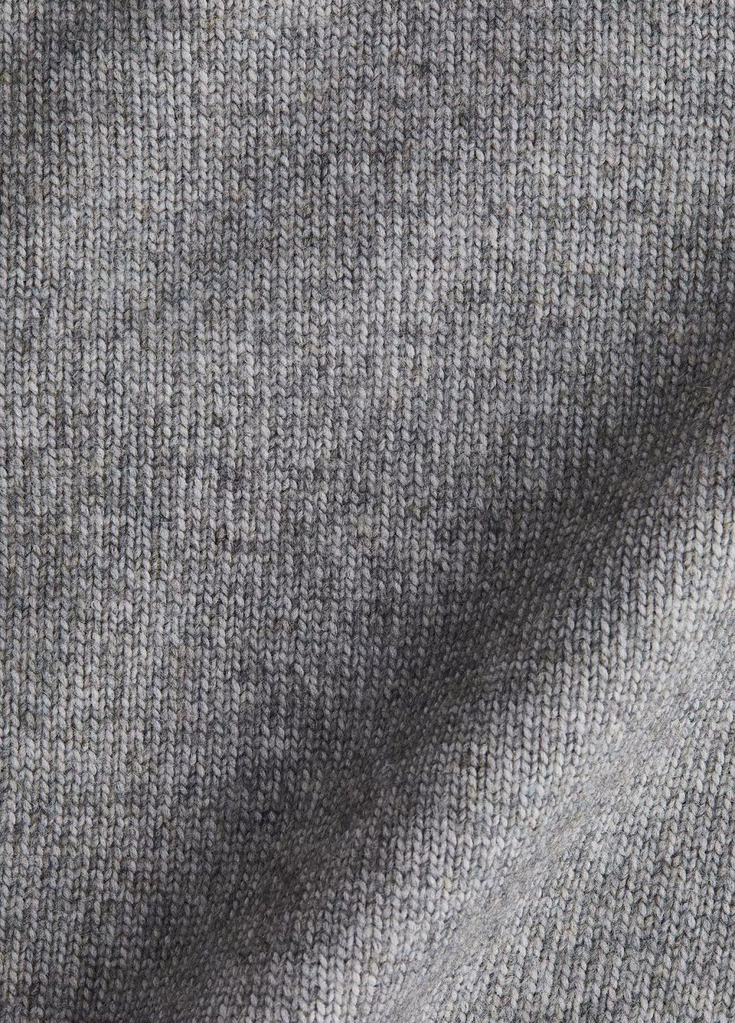 Серый демисезонный свитер H&M