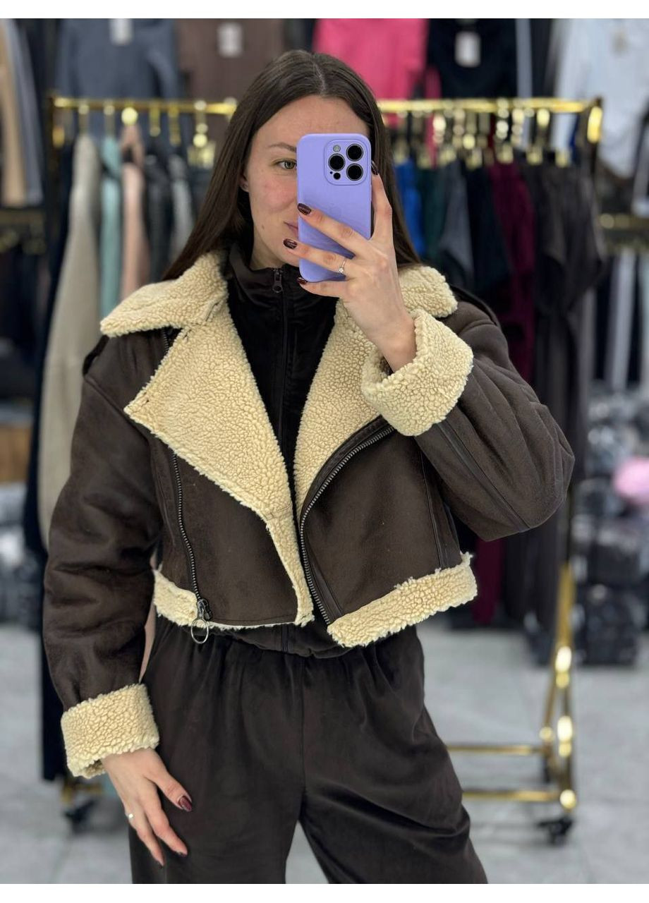 Коричневая зимняя женская укороченная дубленка коричневого цвета 36055 No Brand