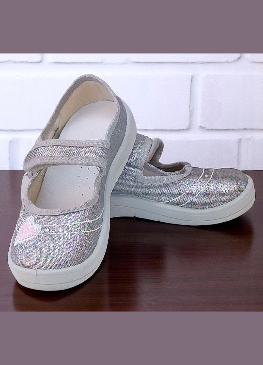 Серебряные ортопедические закрытые тапочки на липучке сменка в садик для девочки валди Waldi со стразами, с вышивкой