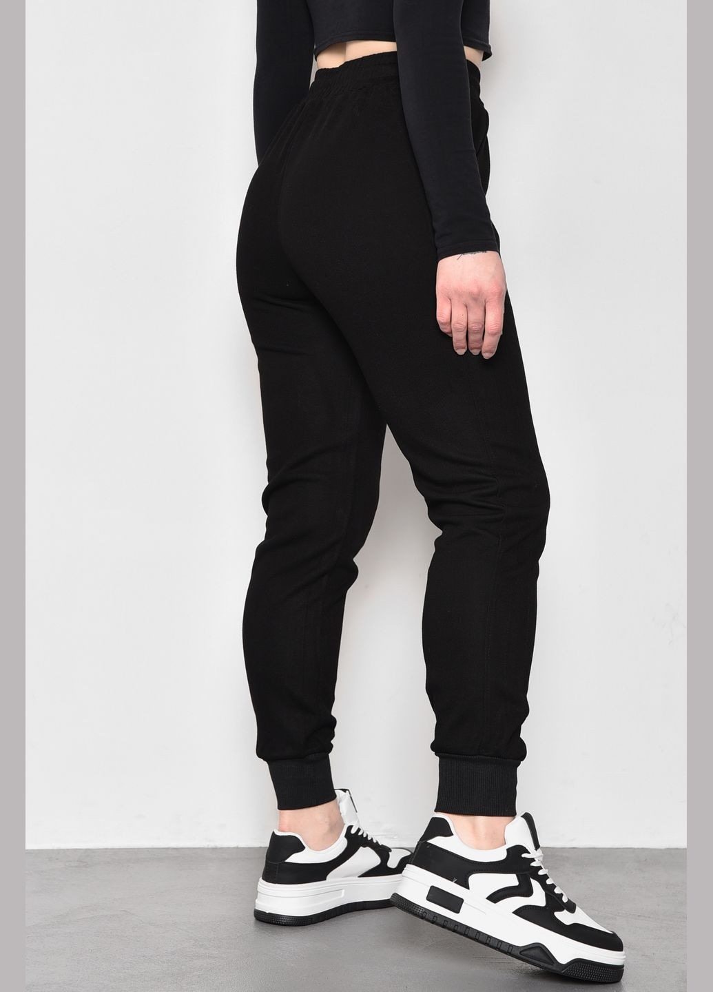 Спортивні штани жіночі трикотажні чорного кольору Let's Shop (279724101)
