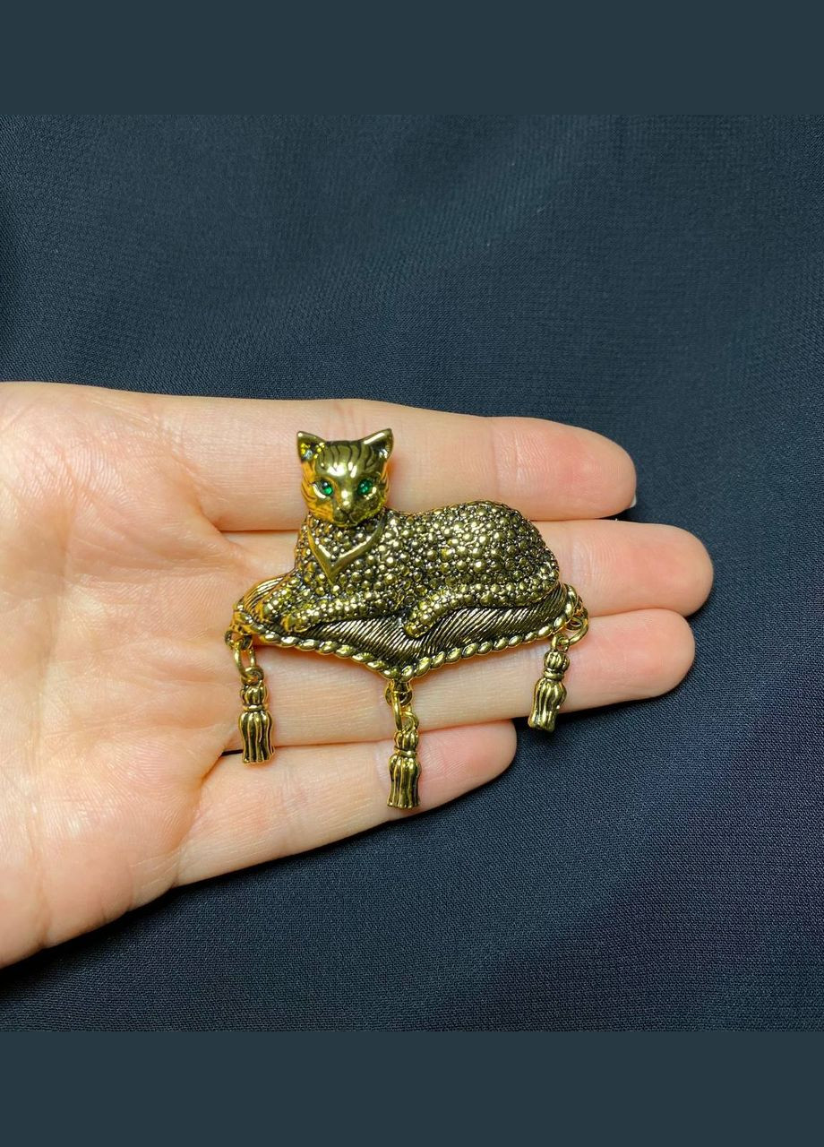 Брошка булавка вінтажна кішка на подушці з камінням золотиста Xuping Jewelry (330618951)