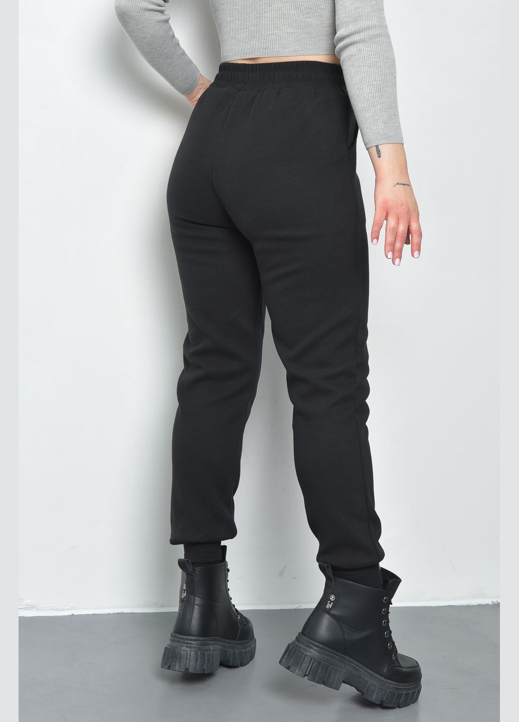 Спортивні штани жіночі на флісі чорного кольору Let's Shop (285692158)