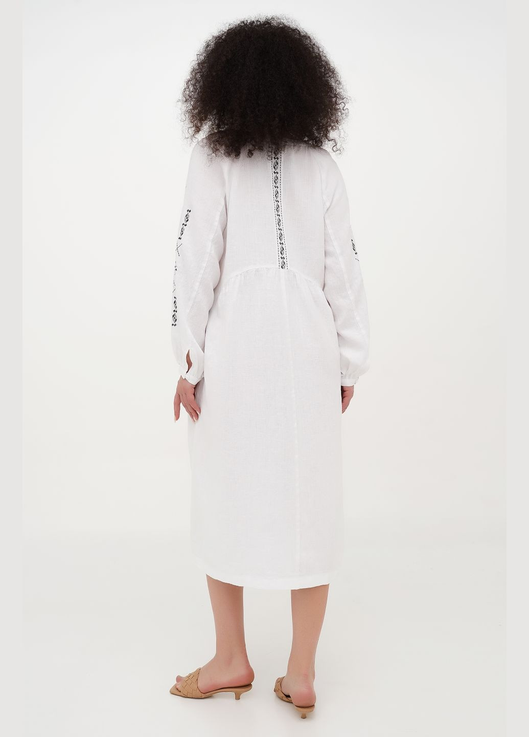 Белое платье-вышиванка бохо из мягкого льна с длинным рукавом с геометрическим орнаментом ксеня. черный, р.56, код 0464/56/147 ГАЛЕРЕЯ ЛЬОНУ