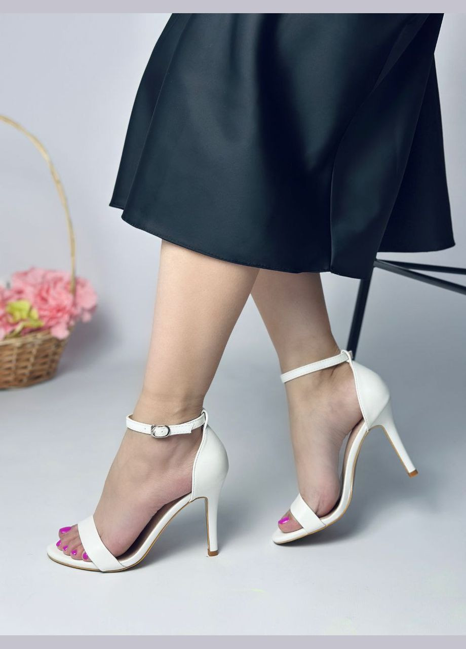 Белые стильные женские босоножки No Brand с ремешком