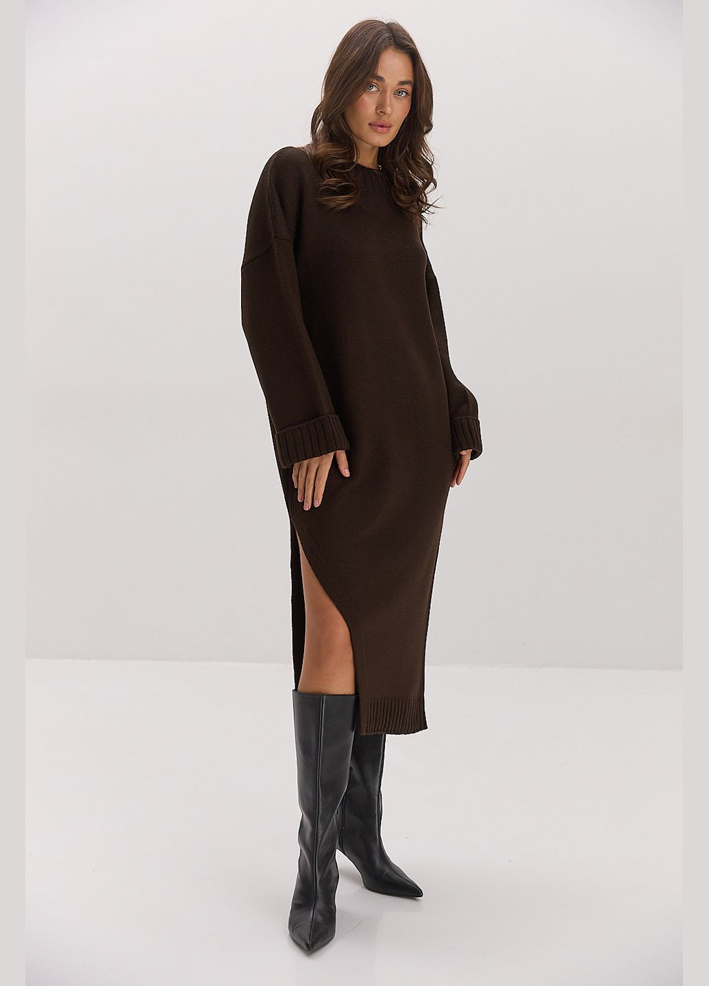 Коричневое вязаное платье меди молочное с высоким разрезом сбоку Arjen