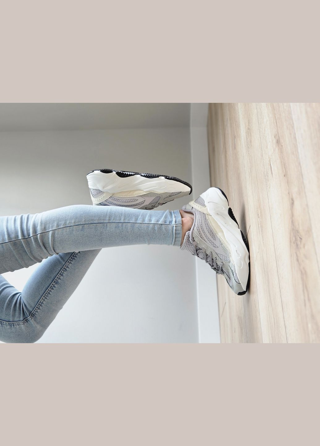 Кроссовки женские и мужские Adidas Yeezy 700 v2 Static beige | Адидас Изи 700 в2 бежевые No Brand бежевые демисезоны (307397807)