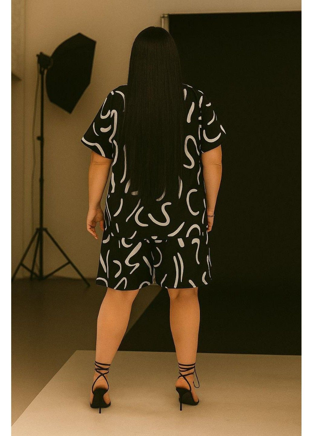 Жіночий костюм двійка блузка шорти-спідниця. з принтом Мод СТФ-2505, білий+чорний, розмір 56-58 No Brand (355469808)