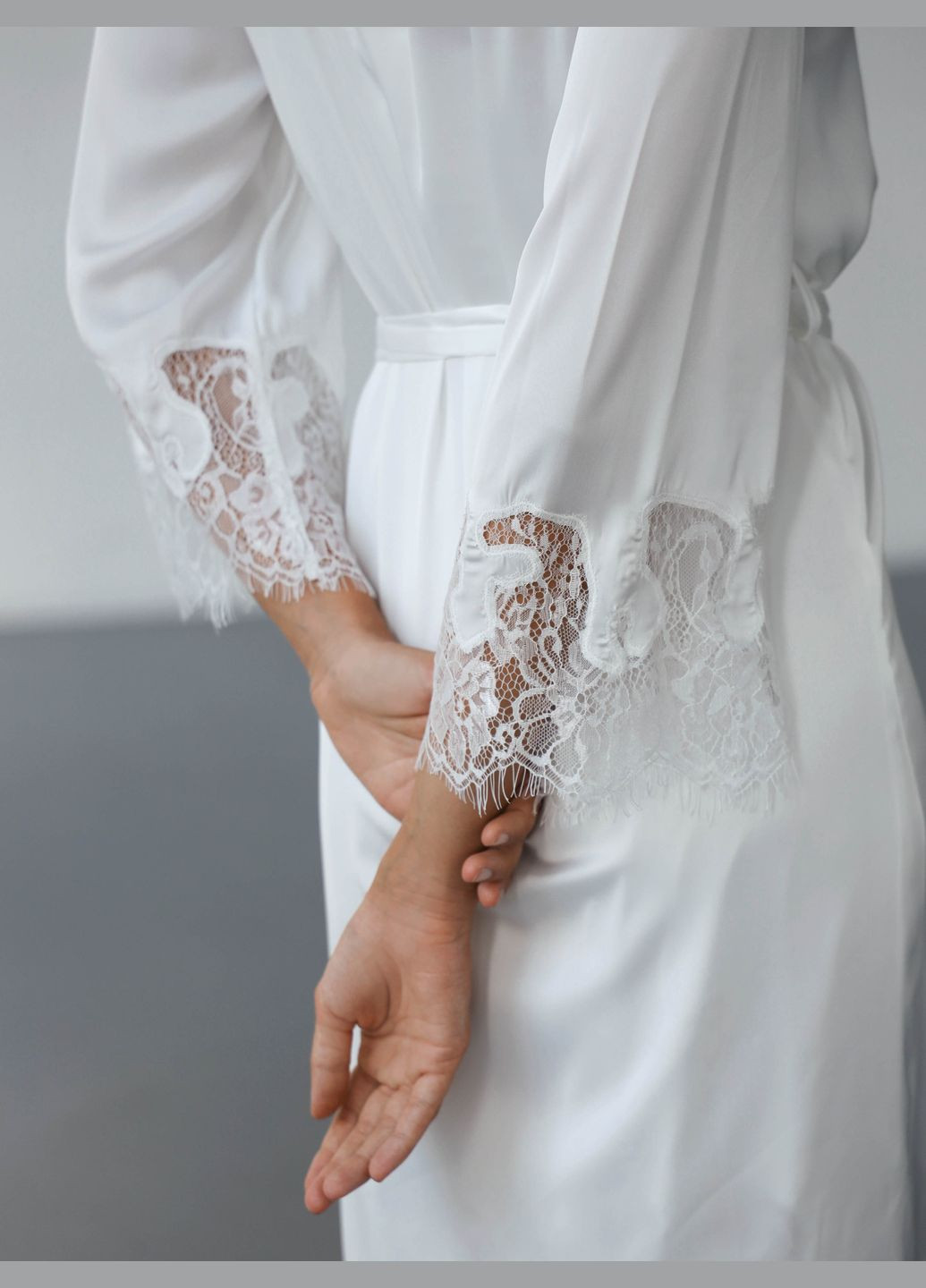 Білий демісезонний комплект жіночий шовковий халат та сорочка з мереживом German Volf