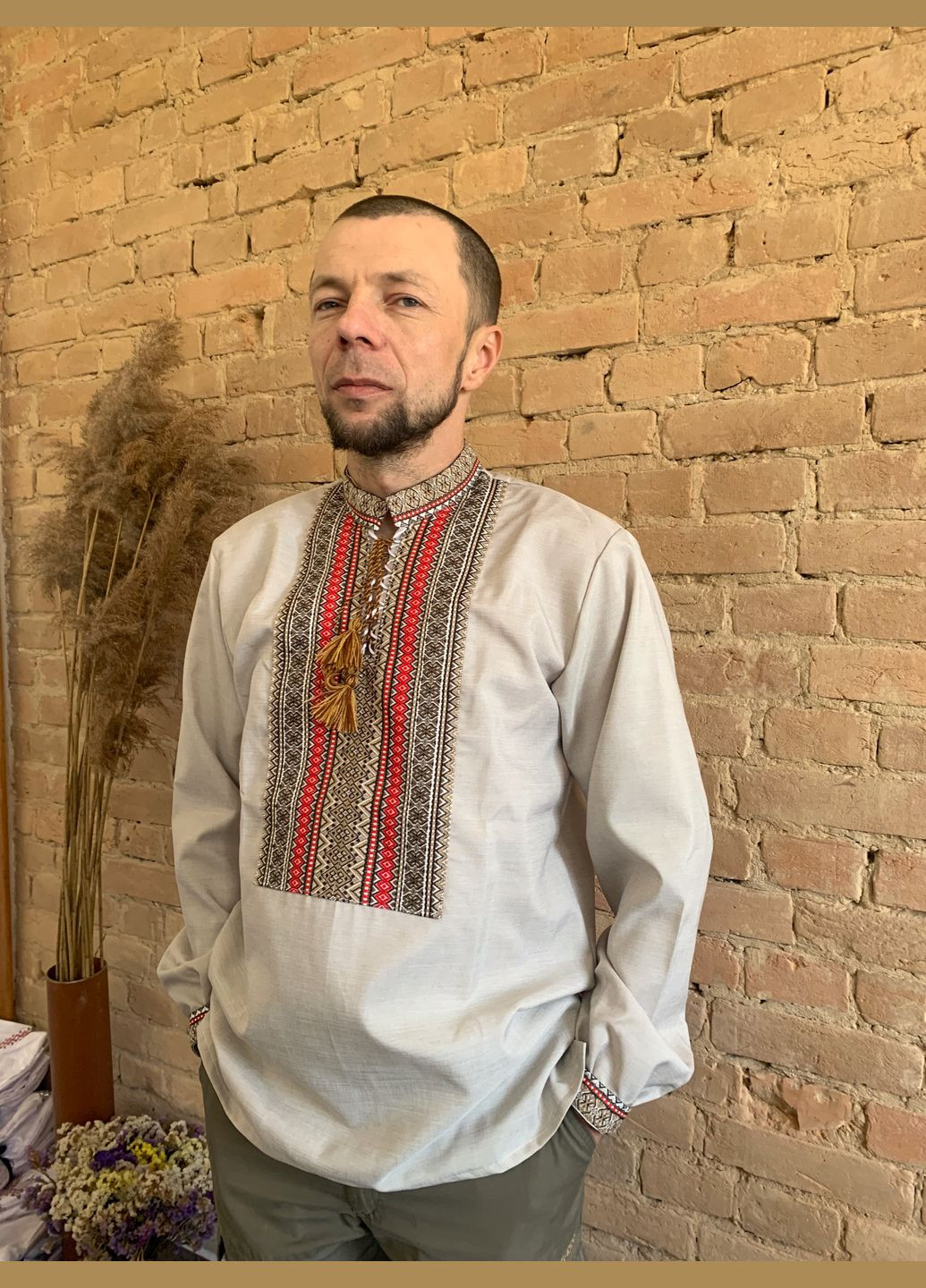 Бежева чоловіча вишиванка в червоно-коричневих тонах НоКо вільна, пряма габардин (303929075)