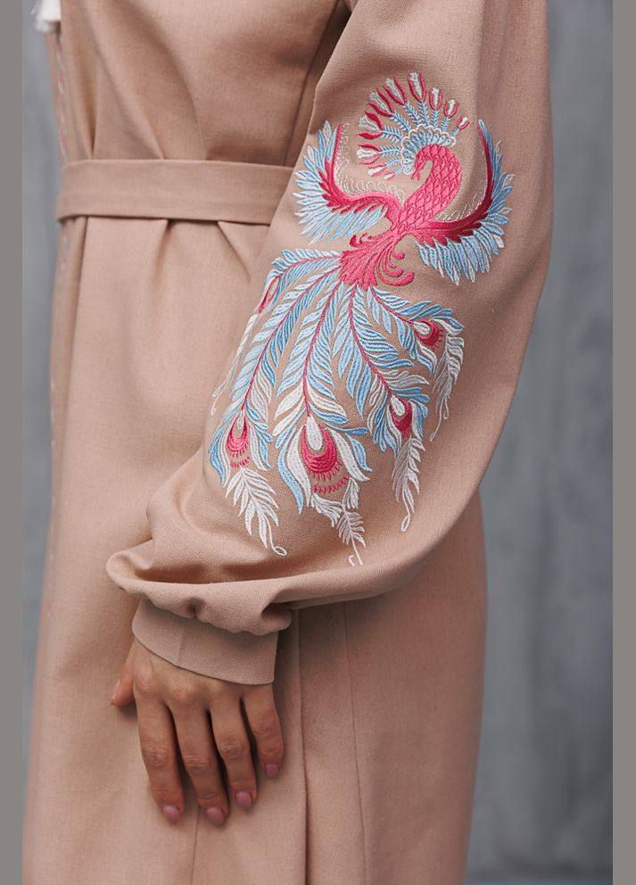 Бежевое расклешенное платье-вышиванка цвета фуксии с жар-птицами на рукавах Arjen