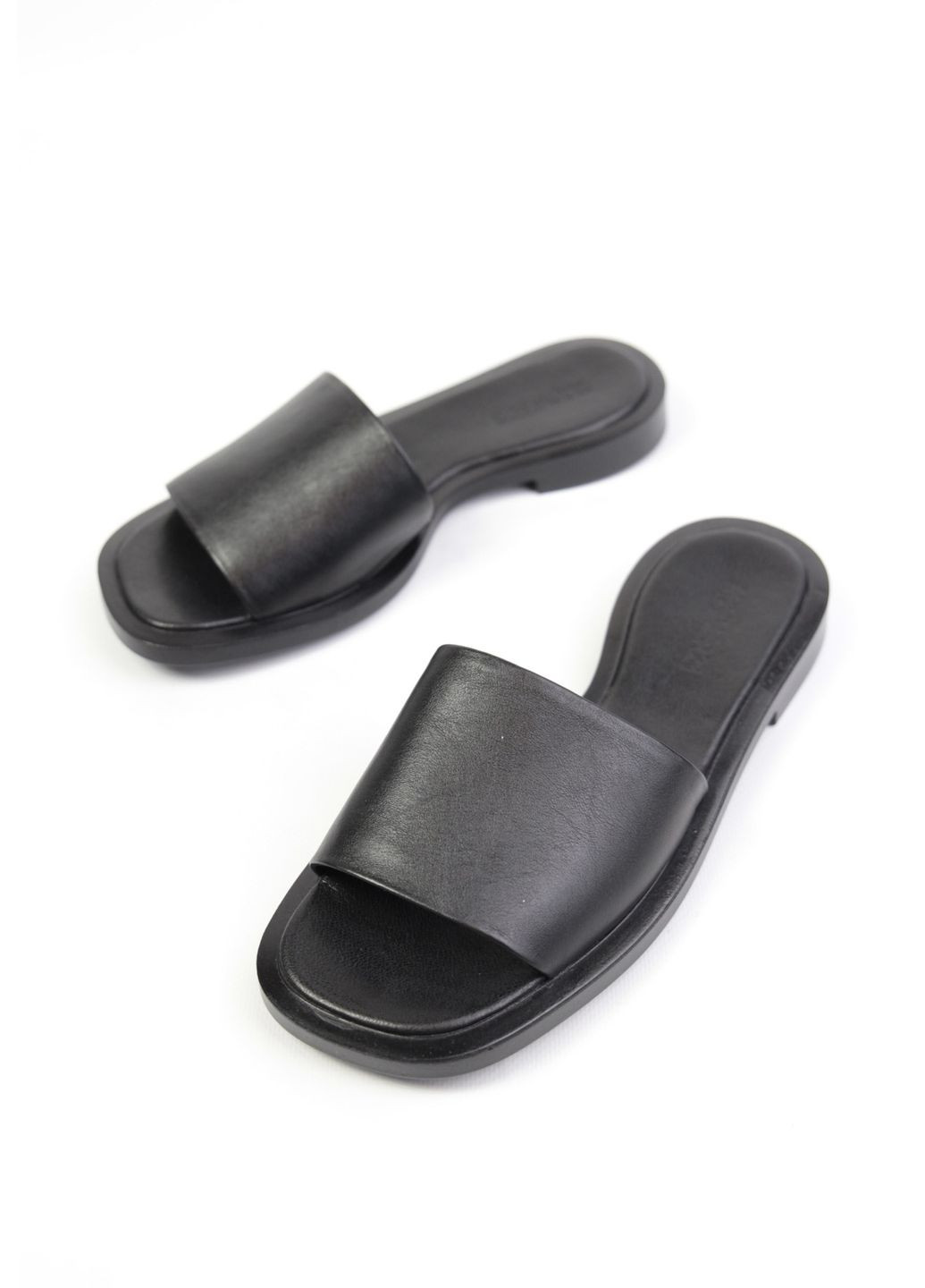 Черные шлепанци Benito