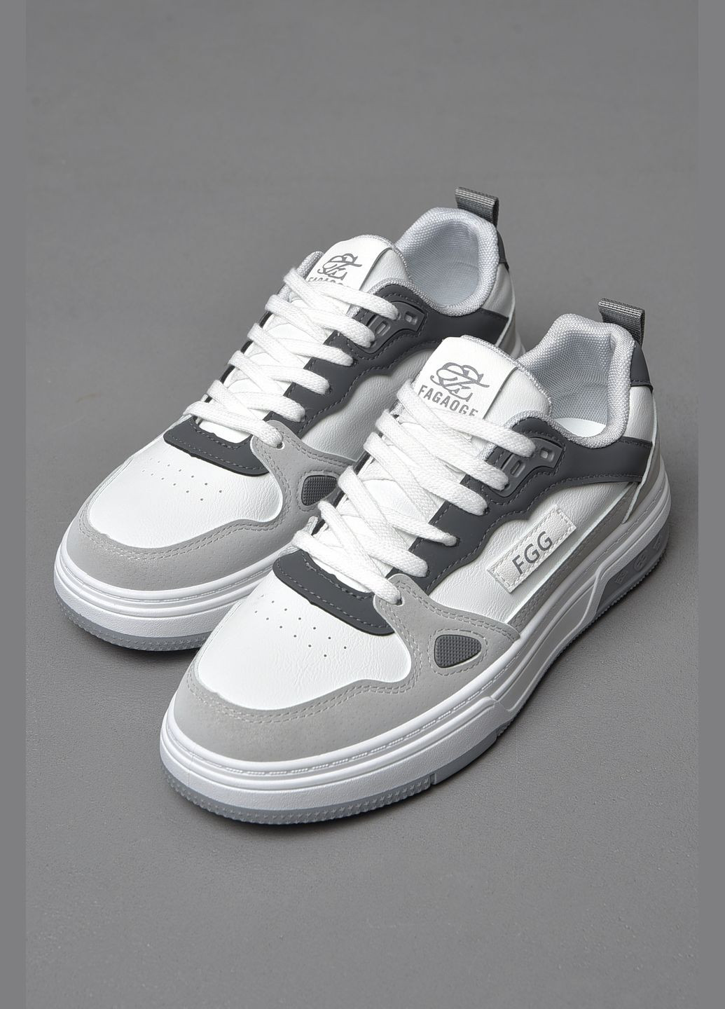 Цветные демисезонные кроссовки мужские бело-серого цвета на шнуровке Let's Shop