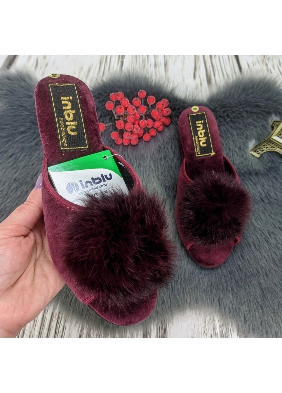 Бордовые тапочки домашние женские на танкетке с открытым носком и пушком бордовые Inblu