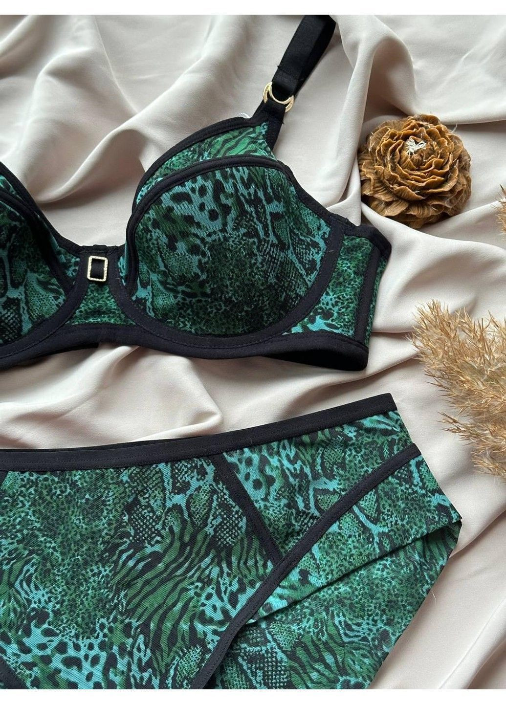 Зеленый комплект бюстгальтер мягкая чашка + трусики слип 11506 зеленый Lanny Mode