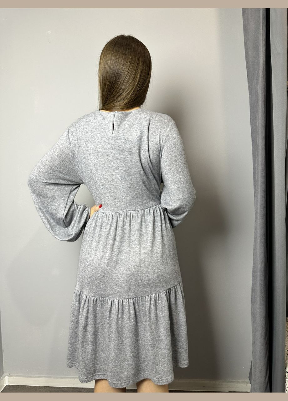 Сіра плаття жіноче ярусне вільне з додаванням вовни сіре mkad3232-1 Modna KAZKA