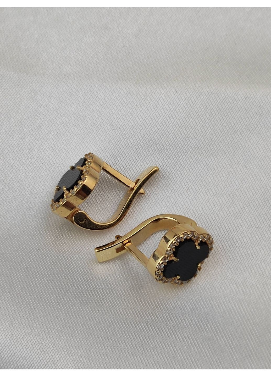 Срібні сережки 925 проби в позолоті в стилі Van Cleef (Ван Кліф) конюшина з чорним Оніксом та камінцями No Brand (372658809)